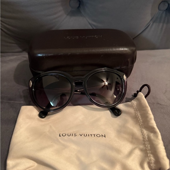 🕶️Louis Vuitton Black Sunglasses in great condition full inclusion 🕶️ - Picture 4 of 17